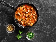 Рецепта Пиле по ловджийски с гъби печурки, кисели краставички и бекон на тиган